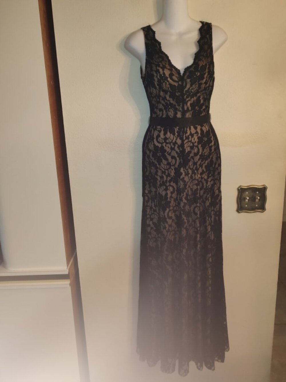 Women's Windsor Nude Sheath Black Lace Long Dress Gown Size 4 Pit to pit 15.5"